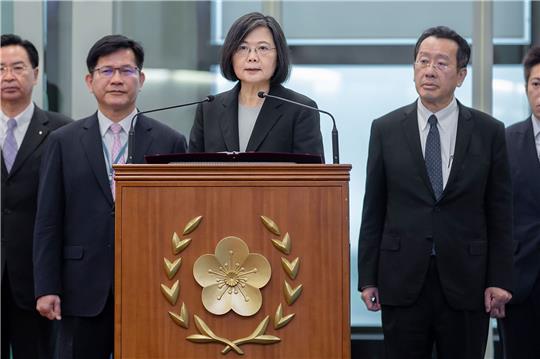 Auf diesem vom taiwanesischen Präsidialamt veröffentlichten Foto spricht Tsai Ing-wen (M), Präsidentin von Taiwan, vor dem Abflug zu einer Auslandsreise am Taoyuan International Airport.