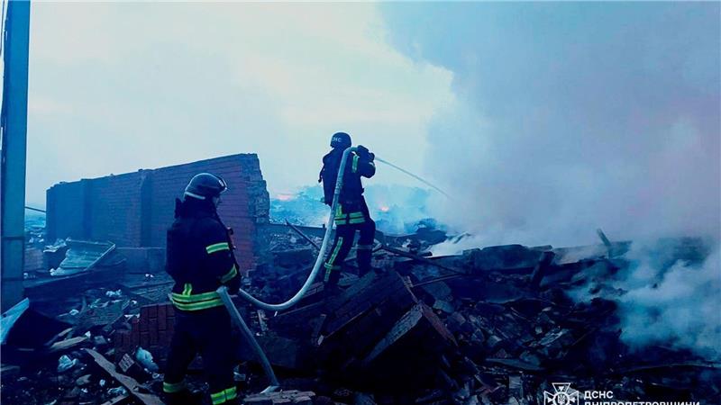 Massive russische Luftangriffe auf Kiew - Tote und Verletzte Auf diesem vom ukrainischen Katastrophenschutz zur Verfügung gestellten Foto löschen Rettungskräfte ein Feuer in einem Wohnhaus in Dnipro, das bei einem Angriff zerstört wurde.