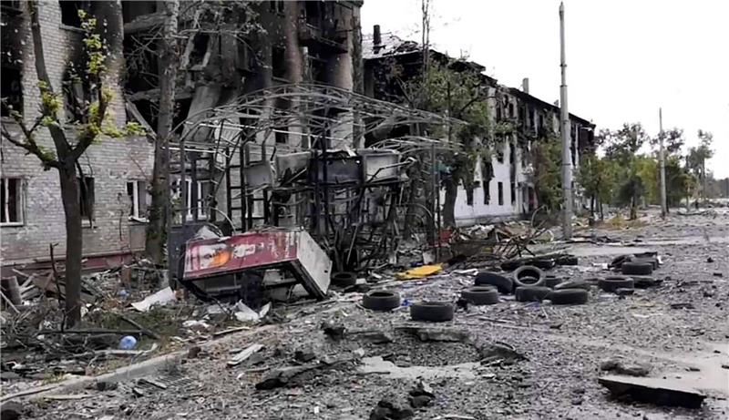 Krieg gegen die Ukraine: So ist die Lage Auf diesem von der Militärverwaltung der Region Luhansk zur Verfügung gestellten Foto sind beschädigte Wohngebäude in Lyssytschansk zu sehen.