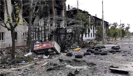 Auf diesem von der Militärverwaltung der Region Luhansk zur Verfügung gestellten Foto sind beschädigte Wohngebäude in Lyssytschansk zu sehen.