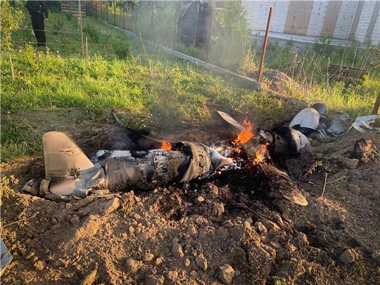 Auf diesem von der Pressestelle der ukrainischen Polizei zur Verfügung gestellten Foto sind nach einem nächtlichen Raketenangriff Mitte Mai in der Region Kiew Bruchstücke einer mutmaßlich russischen Rakete zu sehen, die vom ukrainischen Luftabwehrsystem abgeschossen wurde.