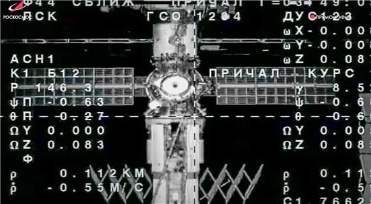 Auf diesem von der Roscosmos State Space Corporation veröffentlichten Foto ist im Vordergrund die Sojus-Kapsel MS-23 zu sehen, während sie an die Internationale Raumstation (ISS) andockt.