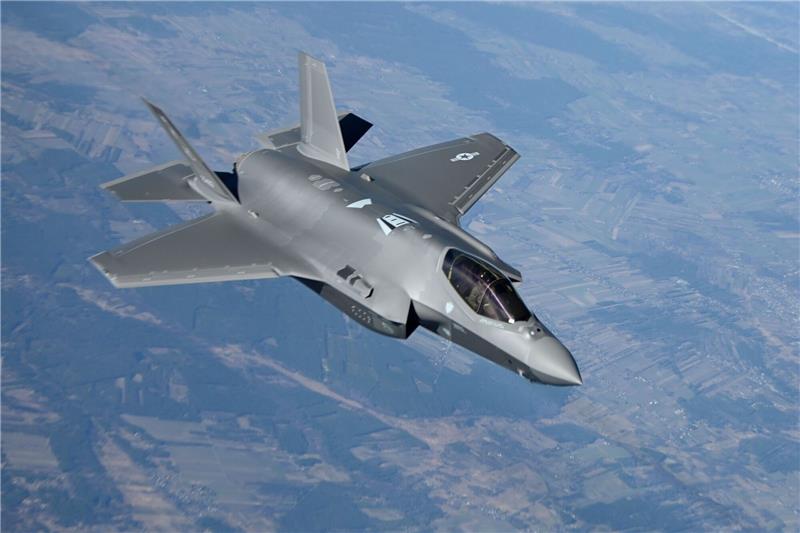 „Krisensitzung” wegen Risiken beim Kauf von Tarnkappenjets Auf diesem von der U.S. Air Force zur Verfügung gestellten Bild fliegt ein F-35-Jet über Polen.