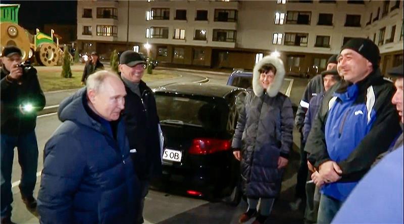 Putin in Mariupol - Zwischenruf: „Das ist alles Lüge” Auf diesem von einem russischen Fernsehsender veröffentlichten Screenshot spricht Wladimir Putin in Mariupol mit Anwohnern.