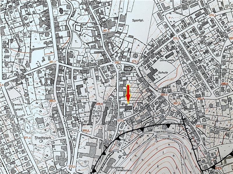 Ohne die B4 gäbe es dieses Rathaus in Bad Harzburg nicht Auf dieser alten Karte auf dem Jahr 1957 (noch ohne B 4) ist das Rathaus (Pfeil) in der damaligen Bergstraße eingezeichnet. Zur Orientierung: Oberhalb des Pfeiles ist die Lutherkirche zu sehen, die Schule rechts ist die ehemalige Realschule. Und die Kirchstraße darüber ist die heutige Lutherstraße.