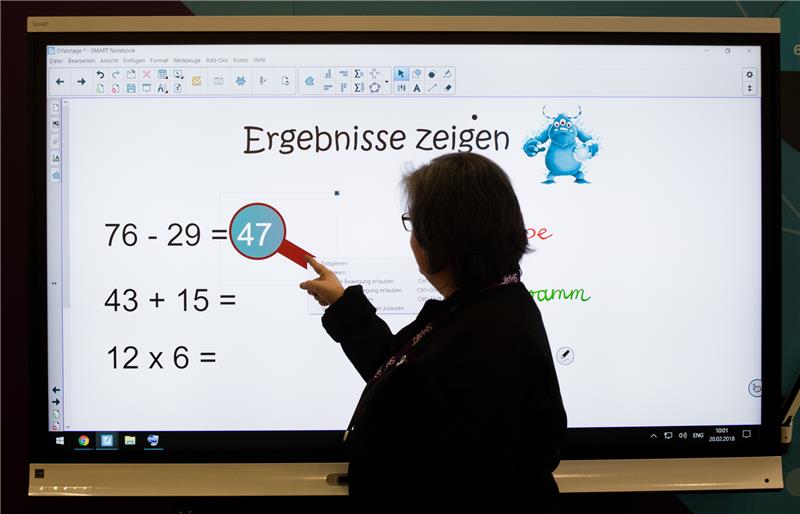 Auf dieser digitalen Schultafel geht es nicht um Lehrerstellen. Das Land will Quereinsteiger, Studenten und Pensionäre für die Arbeit in der Schule gewinnen. Foto: Stratenschulte/dpa