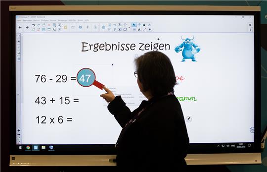 Auf dieser digitalen Schultafel geht es nicht um Lehrerstellen. Das Land will Quereinsteiger, Studenten und Pensionäre für die Arbeit in der Schule gewinnen. Foto: Stratenschulte/dpa