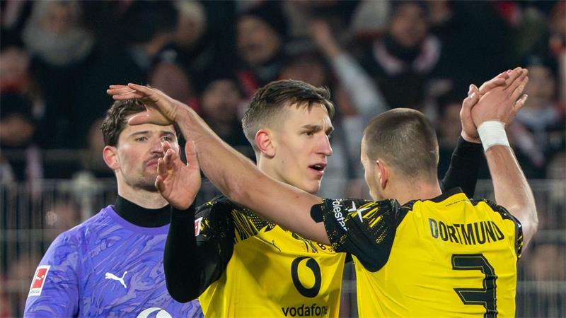 Deutscher Clásico auf Augenhöhe - auch auf dem Platz? Auf dieses Trio kommt es an: Torwart Gregor Kobel, Nico Schlotterbeck und Waldemar Anton (v.l.) bilden das Dortmunder Abwehrbollwerk. (Archivbild)
