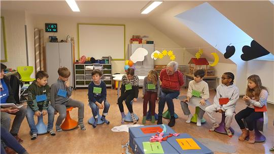 Auf dunklen und hellen Wolken halten die Kinder gute und schlechte Erlebnisse fest.