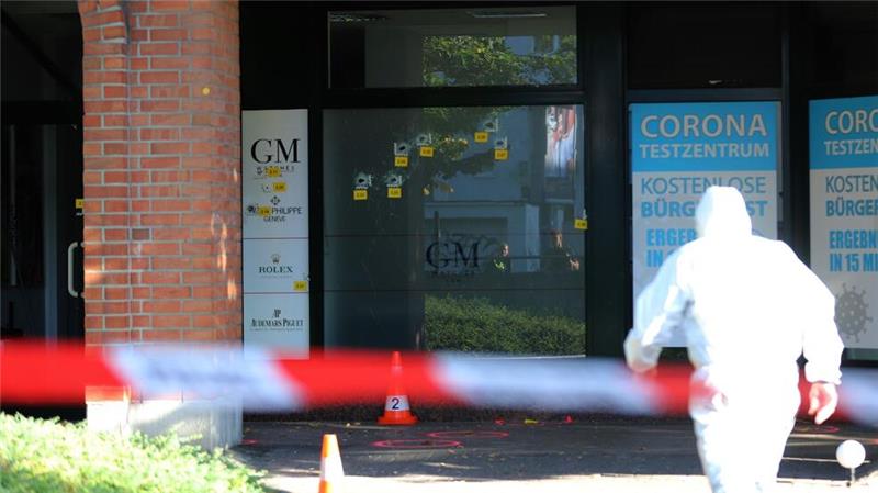 Polizei ermittelt wegen Schüssen auf Uhrengeschäft in Köln Auf ein Uhrgengeschäft in Köln-Niehl wurden in der Nacht mehr als 20 Schüsse abgefeuert.