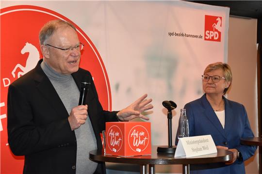 Auf ein Wort: Niedersachsens Ministerpräsident Stephan Weil (SPD) hilft im Wahlkampf. Am Samstag beantwortet er in der Stadthalle Osterode an der Seite der SPD-Wahlkämpferin Frauke Heiligenstadt Fragen.