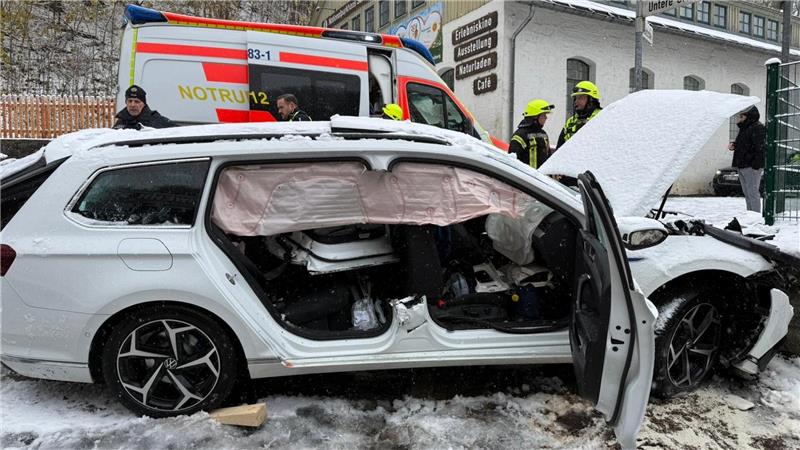 Führten Sommerreifen zu schwerem Unfall in St. Andreasberg? Auf eine Höhe von 20.000 Euro schätzt die Polizei den Sachschaden.