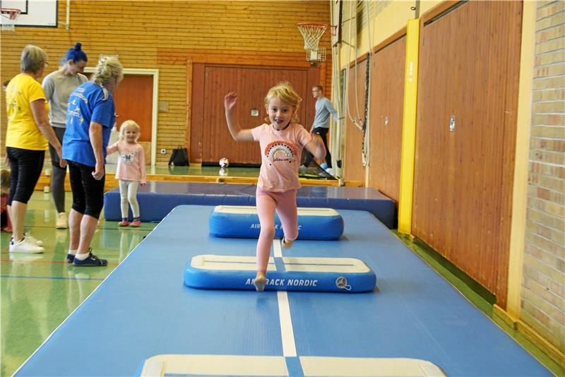 Auf einem Airtrack-Kissen läuft es sich wie auf Wolken.
