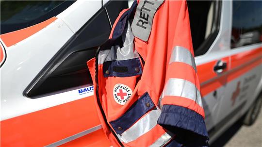 Auf einem Bahnübergang in Osterholz-Scharmbeck erfasst ein Zug ein Auto - drei Menschen werden verletzt. (Symbolbild)