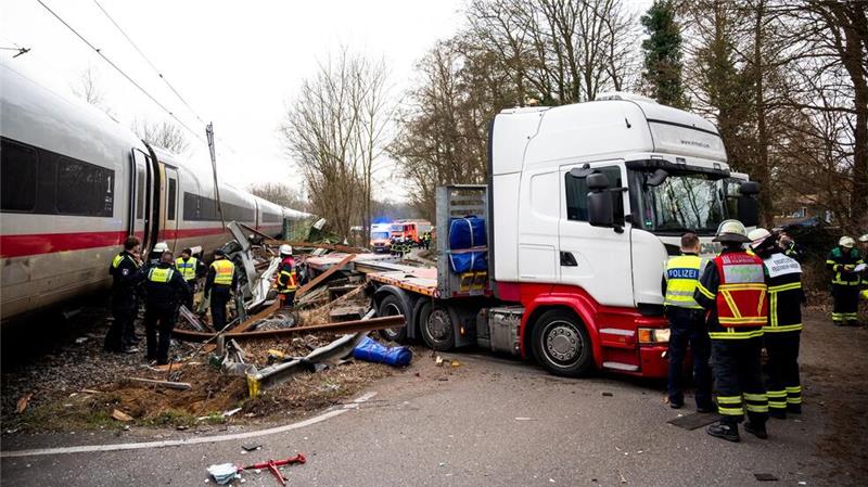 Auf einem Bahnübergang raste ein ICE am 11. Februar in einen Sattelzug - ein Fahrgast starb bei dem Unfall, weitere 25 Menschen wurden verletzt. (Archivbild)