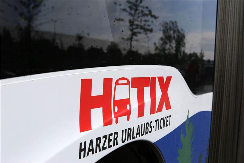 Harzer Urlauberticket Hatix soll fortgesetzt werden Auf einem Bus steht Werbung für das Urlaubs-Ticket Hatix.