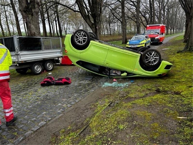 Fliegender Döner beendet Frauen-Keilerei bei Ü30-Party Auf einem Fahrübungsplatz in Hildesheim kommt es zu einem Unfall, weil die Fahrerung vermutlich über die Wurzel eines Baumes gefahren ist. Foto: Polizei Hildesheim