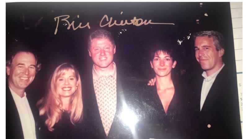 Trump, Clinton, Allen: Neue Fotos in Epstein-Affäre Auf einem Foto, das Demokraten im US-Kongress veröffentlicht haben, ist Ex-Präsident Bill Clinton unter anderem mit Ghislaine Maxwell und Jeffrey Epstein zu sehen.