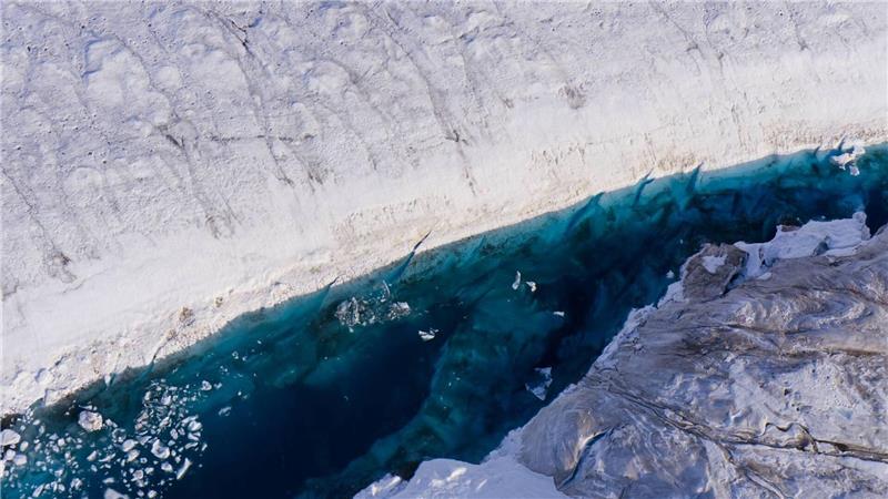 Studie: See auf Gletscher sprengt Risse in Grönlands Eis Auf einem Gletscher in Grönland hat sich ein See gebildet.