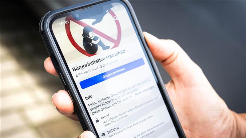 Auf einem Handy ist die Facebook-Seite der Bürgerinitiative Harsefeld angezeigt. Eine brutale Jugendgang, ein Warnbrief der Schulen und besorgte Eltern, die sich zusammenschließen: Im kleinen Örtchen Harsefeld bei Stade ging im Frühsommer die Angst um. 