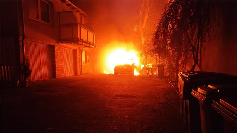 Auf einem Hinterhof in Seesen brennt am Neujahrsabend ein Auto.