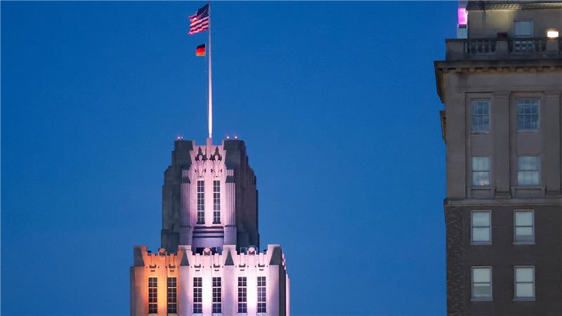 Nagelsmanns College-Leben nach den Chicago-Vibes Auf einem Hochhaus in Winston-Salem weht unter der US-Fahne eine deutsche Fahne.