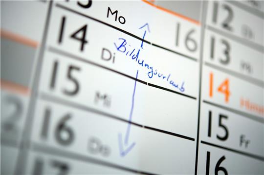 Auf einem Kalender ist der Schriftzug «Bildungsurlaub» zu sehen.