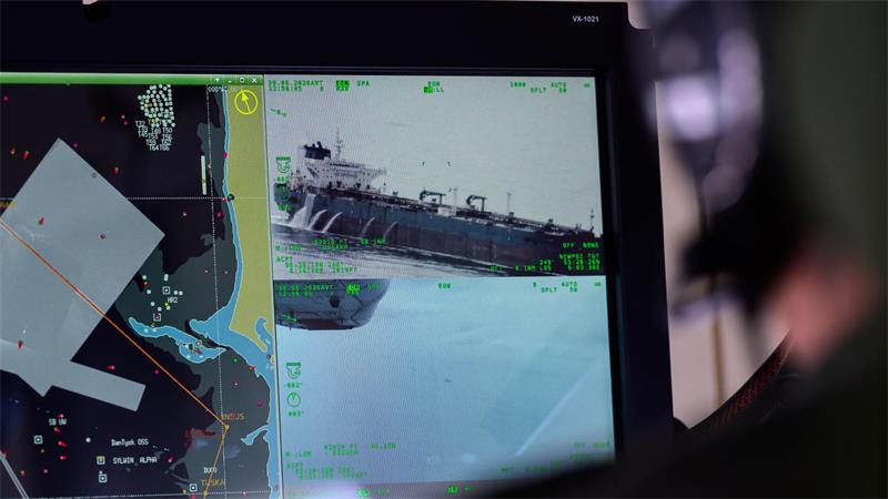 Im Tiefflug übers Meer – So spüren Öljäger Umweltsünder auf Auf einem Kamerabild ist zu erkennen, wie Wasser vom Deck eines Frachters läuft.
