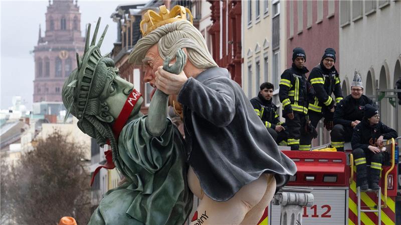 Die Rosenmontagszüge rollen: Putin und die Macht der Narren Auf einem Mainzer Motivwagen bedrängte US-Präsident Trump die Freiheitsstatue.