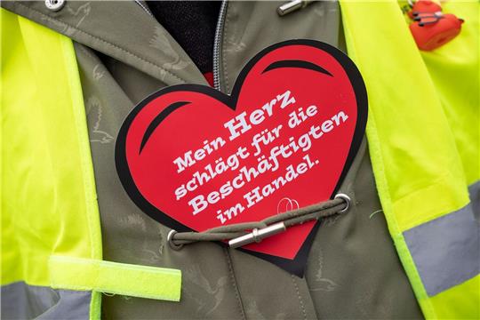 Auf einem Plastikherz steht: «Mein Herz schlägt für die Beschäftigten im Einzelhandel», während einer Kundgebung, zu der die Gewerkschaft Verdi Beschäftigte im Einzelhandel aufgerufen hatte.