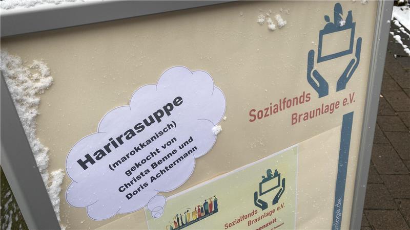 Auf einem Schild vor der Tür gibt der Sozialfonds bekannt, was es gibt. 