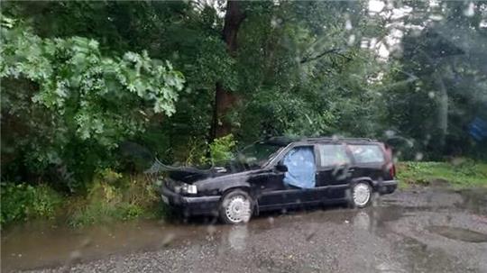 Auf einem Spaziergang entdeckte Dirk Sonnemann dieses Auto. Er wollte den Fund bei der Polizei melden, konnte es aber nicht.