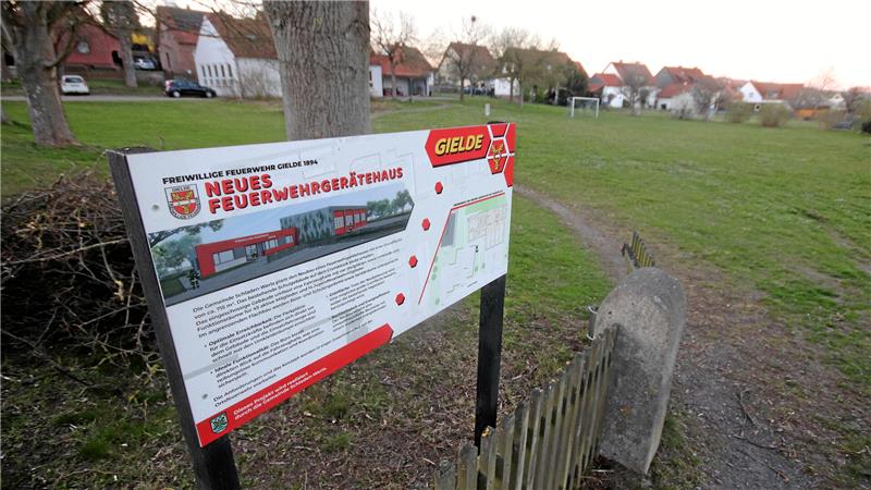 Auf einem Teil der Grünfläche am Jugendzentrum soll das neue Gielder Feuerwehrgerätehaus entstehen. Ein Schild steht bereits an der Zufahrt.