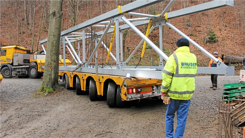 Was steckt hinter dem Erfolg des Bad Harzburger Baumwipfelpfades? Auf einem Tieflader wird im Dezember 2014 der tonnenschwere Stützpfeiler ins Kalte Tal gebracht und an den Bäumen vorbei vorsichtig an seinen Standort bugsiert.