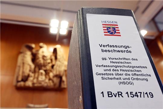 Auf einem Tisch im Sitzungssaal des Bundesverfassungsgerichts steht ein Aktenordner im Verfahren um die Nutzung der polizeilichen Analyse-Software in Hessen.