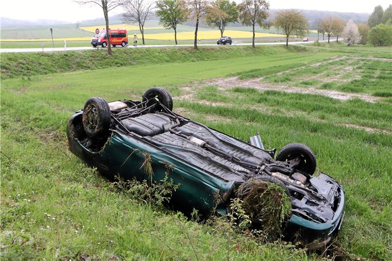 Auto überschlägt sich auf glatter Straße: 27-Jähriger verletzt Auf einem angrenzenden Feld bleibt der Unfallwagen auf dem Dach liegen. Betriebsstoffe verliert der Wagen nicht. Foto: Gereke