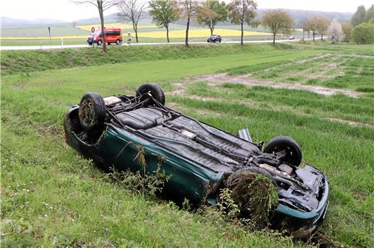 Auf einem angrenzenden Feld bleibt der Unfallwagen auf dem Dach liegen. Betriebsstoffe verliert der Wagen nicht. Foto: Gereke