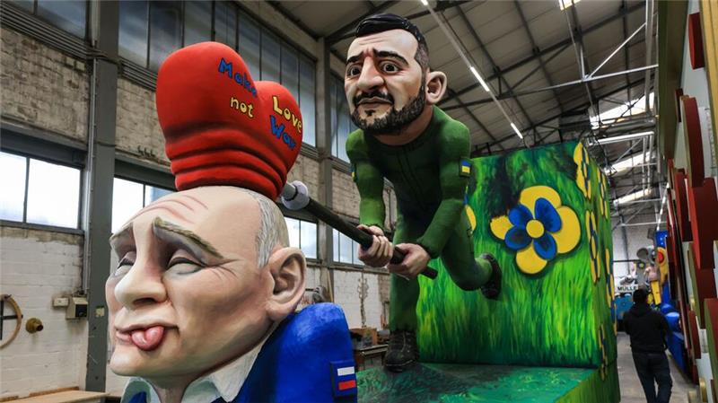 Auf einem der Wagen versucht der ukrainische Präsident Wolodymyr Selenskyj, dem russischen Präsidenten Wladimir Putin die Botschaft „Make Love not War“ einzuhämmern.