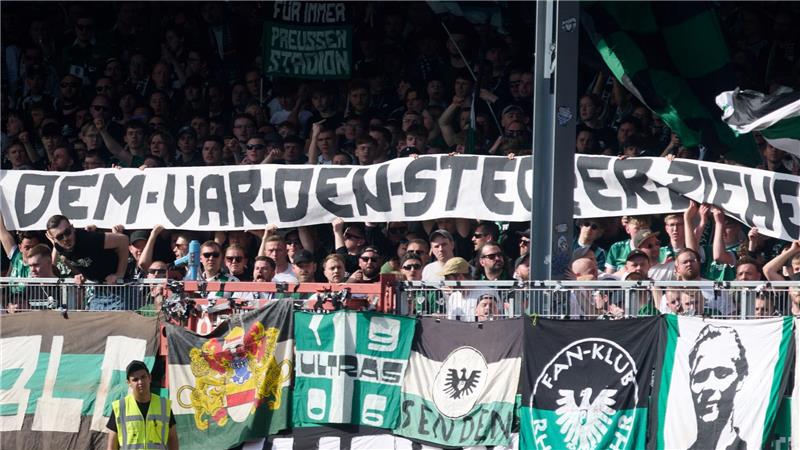 Auf einem im Münsteraner Fanblock kurz hochgehaltenen Banner stand: „Dem VAR den Stecker ziehen.“
