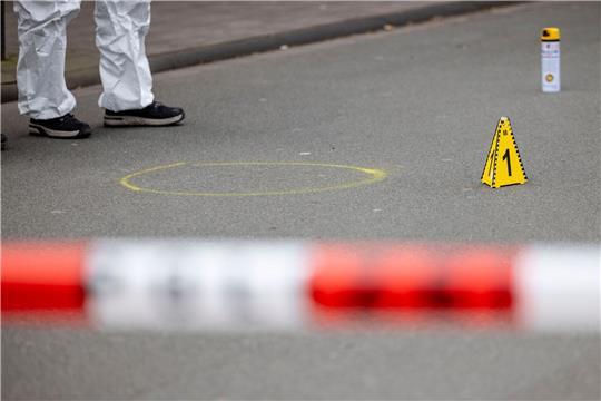 Auf einem kleinen Parkplatz hat die Polizei nach dem Messerangriff alles abgesperrt.
