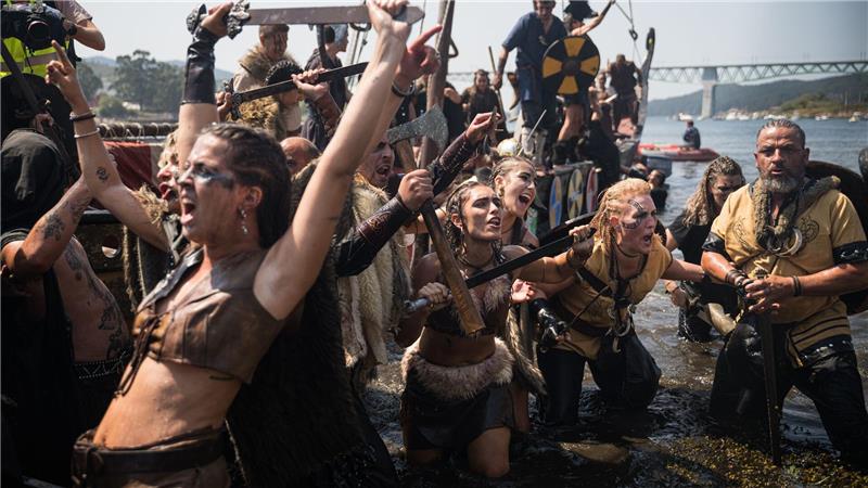 Bilder des Tages Auf einem nachgebauten Wikingerschiff landen die „Wikinger“ am Ufer im spanischen Catoira. Beim traditionellen Wikingerfest „Romería Vikinga“ stellen die Einwohner den Überfall der Wikinger auf ihre Stadt nach.