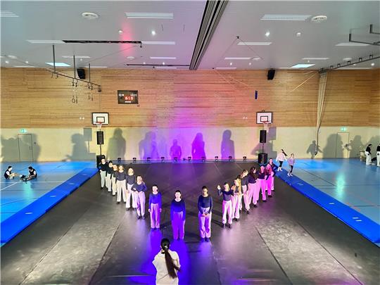 Auf einem professionellen Tanzboden legen die Tänzerinnen der RKS beim Landeswettbewerb in Laatzen eine professionelle Performance hin und werden mit Top-Platzierungen belohnt. Foto: Privat
