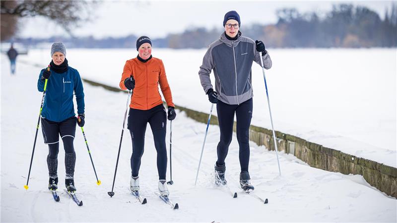 Norddeutschland nach Tief „Elli“ – Montag droht Glatteis Auf einem verschneiten Weg am Maschsee in Hannover sind drei Langläufer unterwegs.