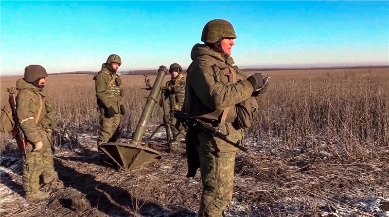 Krieg gegen die Ukraine: So ist die Lage Auf einem vom Verteidigungsministerium in Moskau veröffentlichten Foto sind russische Soldaten mit einem Mörser zu sehen.