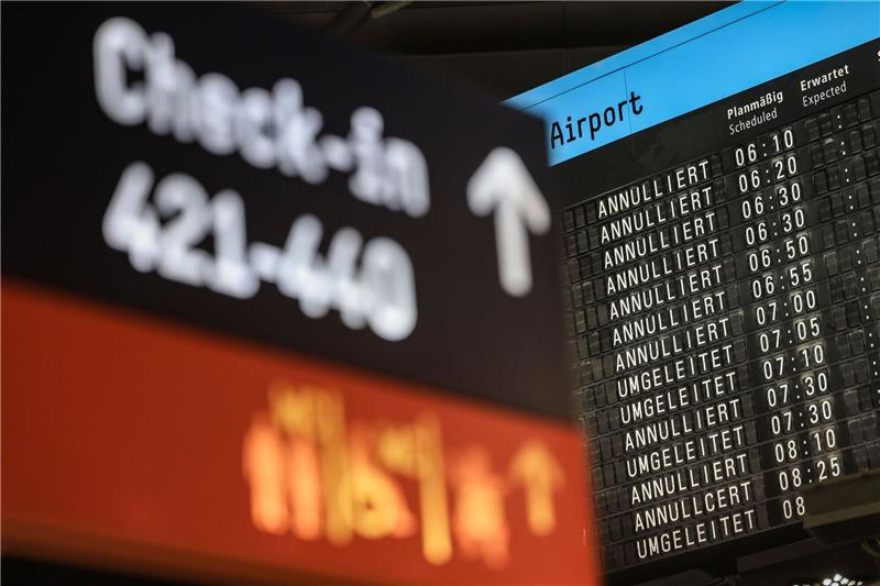 Warnstreiks: Zehntausende Fluggäste betroffen Auf einer Anzeigetafel am Flughafen Köln/Bonn sind annullierte und umgeleitete Flüge aufgelistet.
