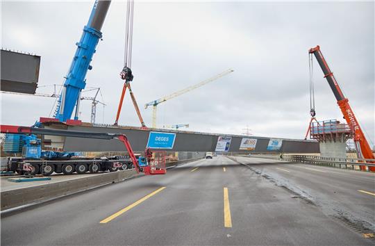 Auf einer Baustelle an der A7 wird ein sogenannter Überflieger eingesetzt.