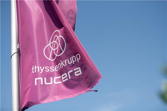 Auf einer Fahne steht „Thyssenkrupp Nucera“.