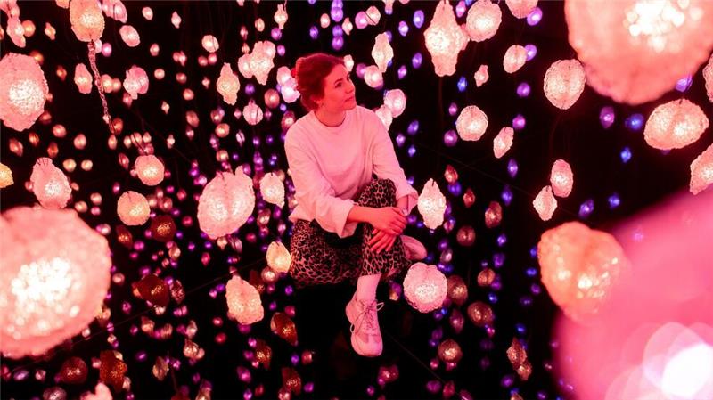 Rauminstallation „Pixelwald Wisera“ in Bremer Kunsthalle Auf einer Fläche von 160 Quadratmetern hängen fast 3.000 LED-Lichter von der Decke.