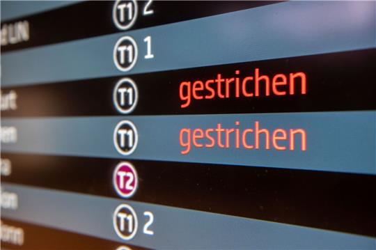 Auf einer Info-Tafel am Flughafen BER werden Flugausfälle angezeigt. Ein Großteil der Anträge bei der SÖP bezog sich 2023 wie üblich auf den Luftverkehr.
