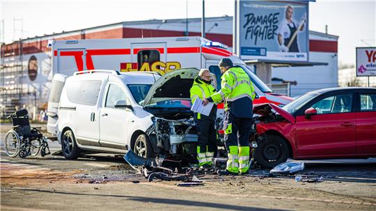 Auf einer Kreuzung in Hannover kollidieren zwei Autos, eine Frau stirbt.
